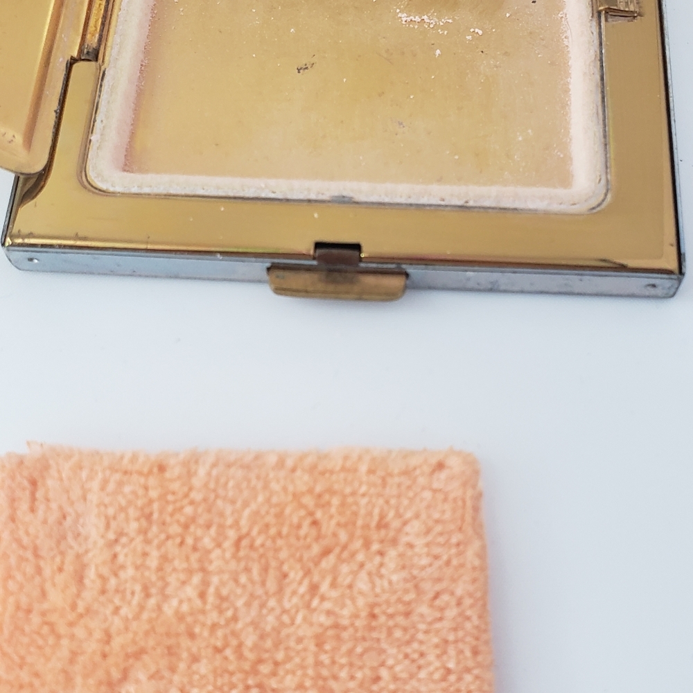 Volupte Makeup Compact - Picture 13 of 13